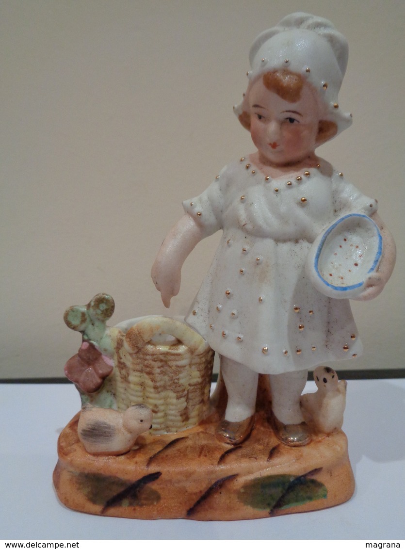 Antiguo Palillero De Porcelana Biscuit. Niña Con Cesta Dando Comer A Pollitos. - Otros & Sin Clasificación