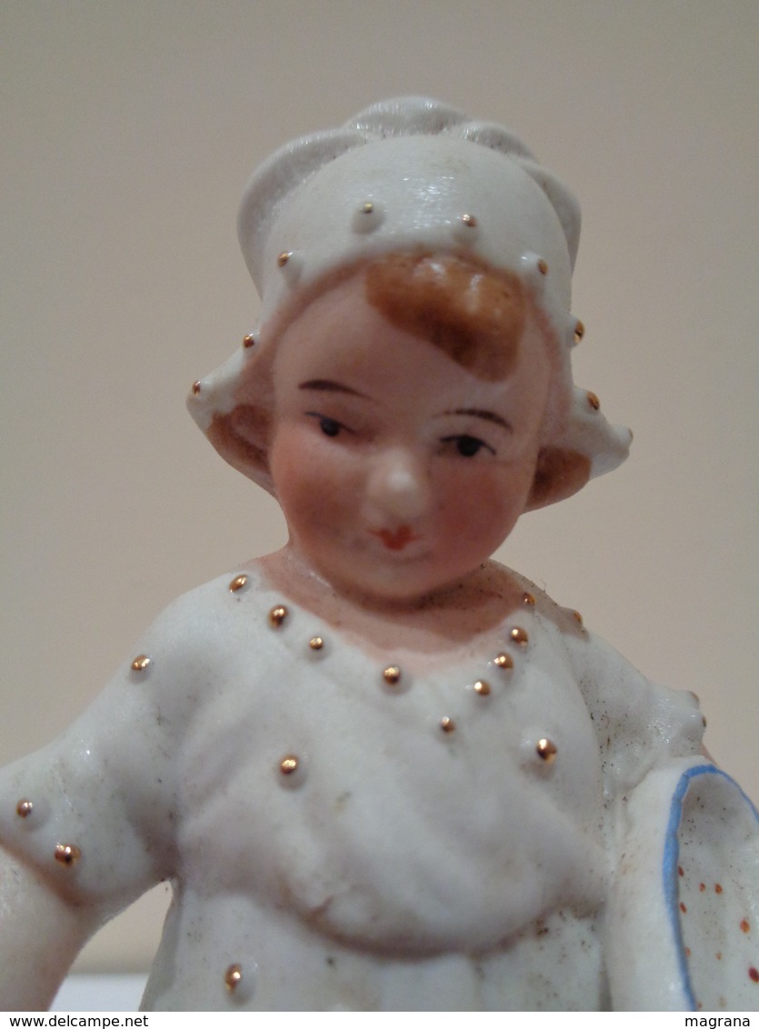 Antiguo palillero de porcelana biscuit. Niña con cesta dando comer a pollitos.