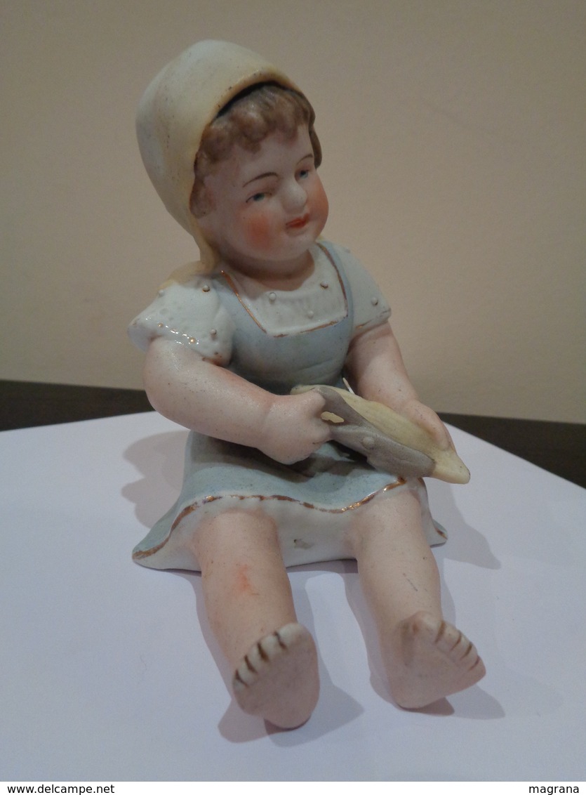 Muñeca De Porcelana Biscuit. Niña Con Gorro, Sentada Con Unas Tijeras. - Sonstige & Ohne Zuordnung