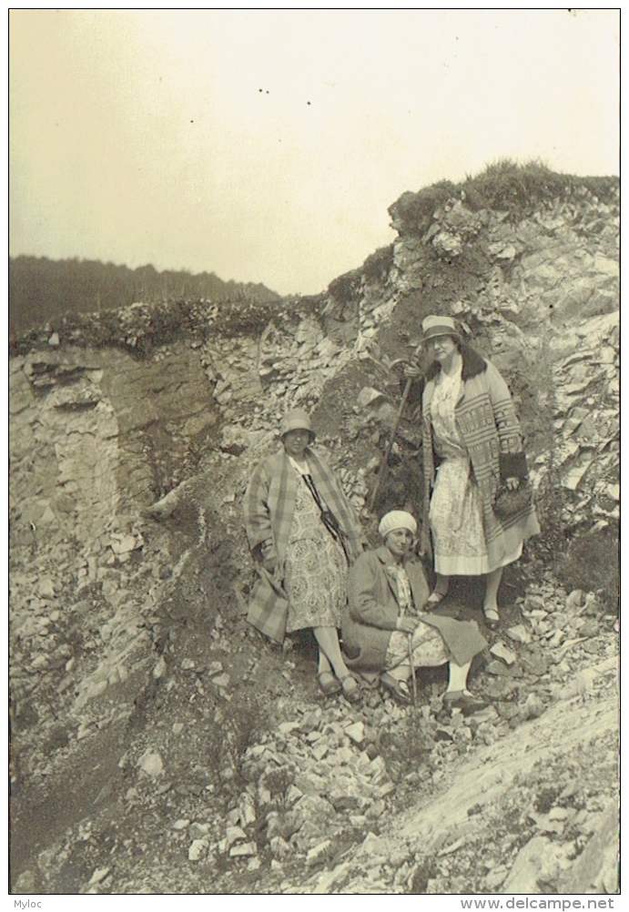 Grande Photo. La Roche à Lézards Près D'Yvoir. Fêtes Nationales 1927. Mode. Femmes Et Chapeaux. - Lieux