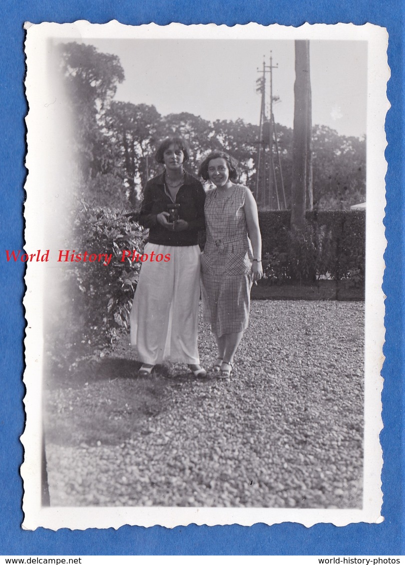 Photo Ancienne Snapshot - Portrait De Jeune Fille Dont Une Avec Appareil Photographique - Photographe Femme Girl Mode - Métiers