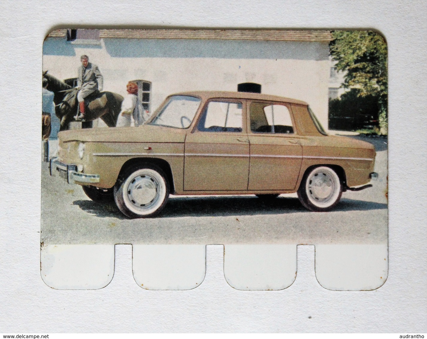 Plaque Métal Voiture Renault R8 L'auto à Travers Les âges COOP 1964 - Automobile