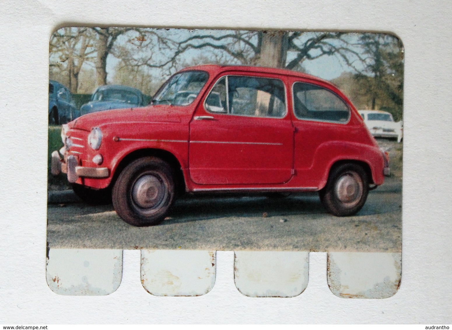Plaque Métal Voiture FIAT 600D L'auto à Travers Les âges COOP 1964 - Auto's