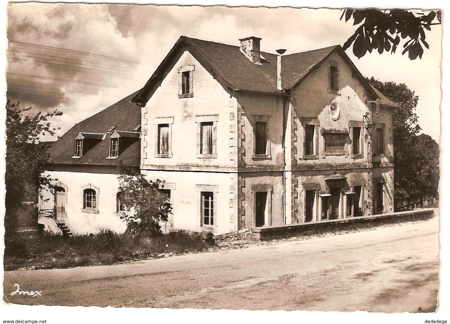 PEYRELAVADE.(CORREZE) STATION CLIMATIQUE.ALT 804M.LA MAIRIE ET LES ECOLES. - Autres & Non Classés