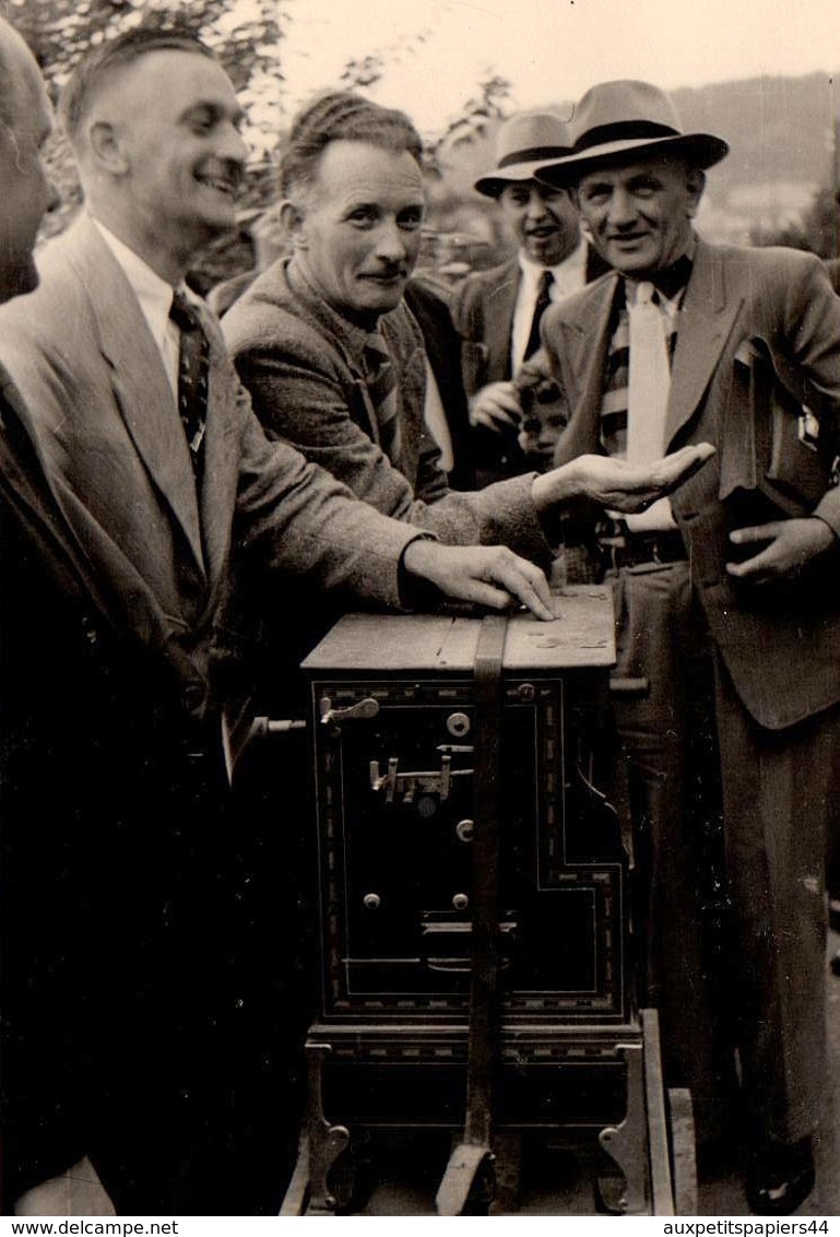 Photo Originale Musique & Animation, Agitation Masculine Autour D'un Orgue De Barbarie Vers 1940/50 - Objects