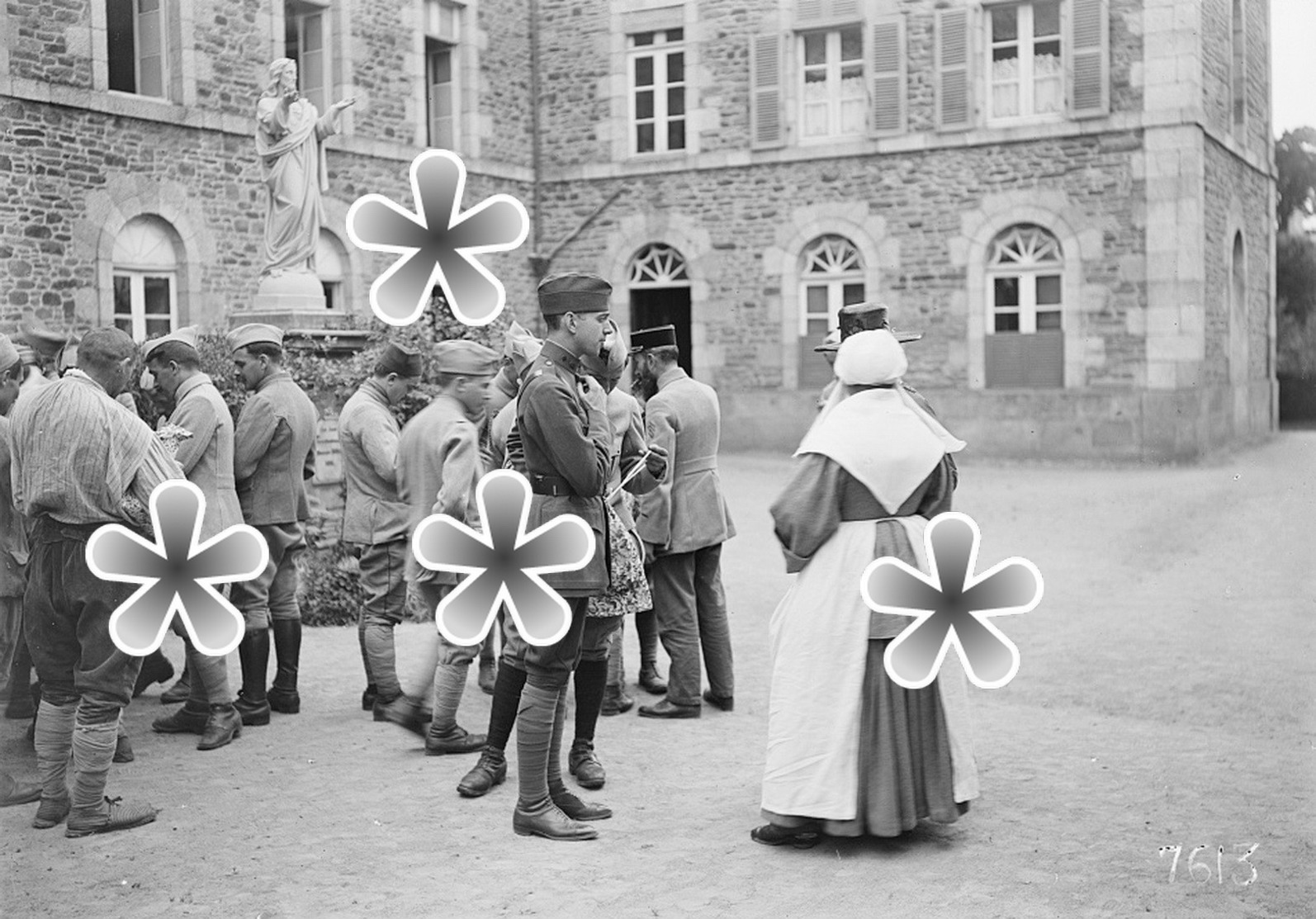 PHOTO(RETIRAGE) Septembre 1918 DINAN 22 COTES D'ARMOR SOLDATS ET BLESSES EN CONVALESCENCE COUVENT HOPITAL . ! - Autres & Non Classés