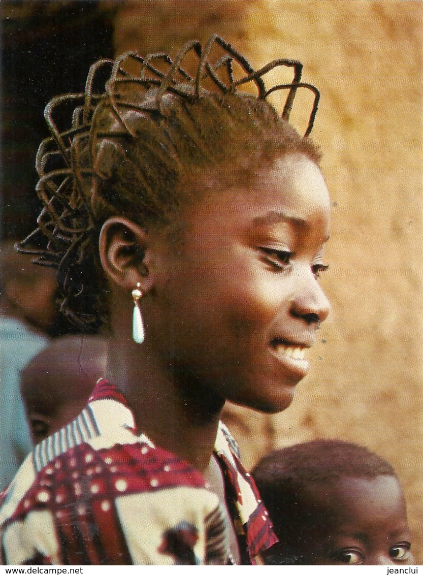 CPM . OUAHIGOUYA . JEUNE FILLE MOSSI . CARTE NON ECRITE - Burkina Faso