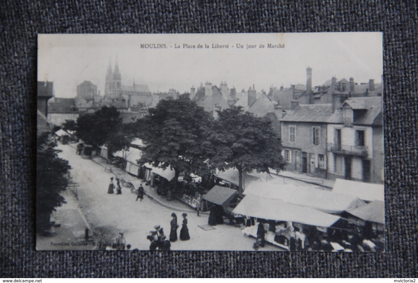 MOULINS - Place De La Liberté, Un Jour De Marché. - Moulins