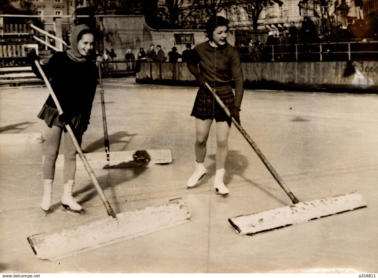 RARE PHOTO 13X18 CM  PATINAGE  YVONNE SUGDEN ET TENLEY ALBRIGHT UNIFIENT LA PISTE  EN 1955 - Sports