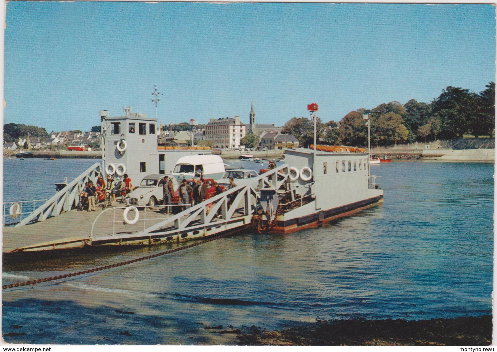 Finistère :  BENODET : Le  Bac  Bateau  Faisant La  Traversée A Sainte  Maxime( Camion , 2 Chevaux  Citroën) - Bénodet