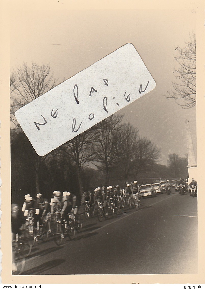 91 - BRUNOY - Course Cycliste En Mars 1956 Qui Passe Près De La Pyramide  ( Photo  7,5 Cm X 10,5 Cm ) - Places