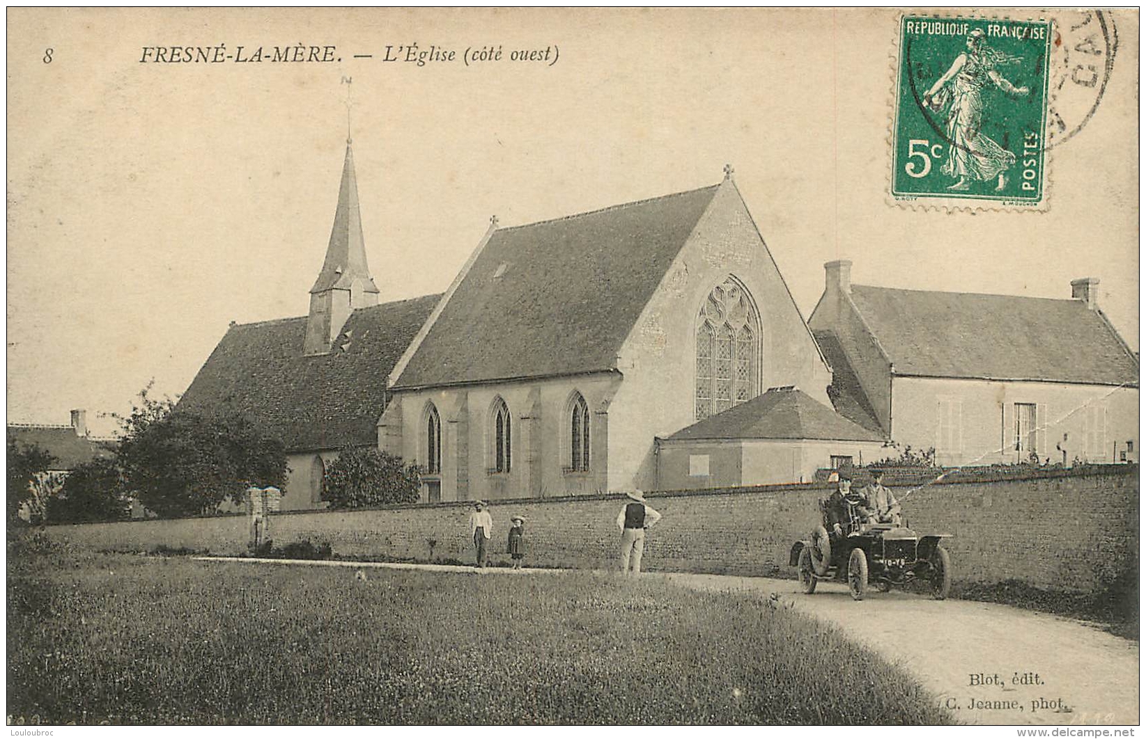 FRESNE LA MERE L'EGLISE AVEC VIEILLE AUTOMOBILE - Autres & Non Classés