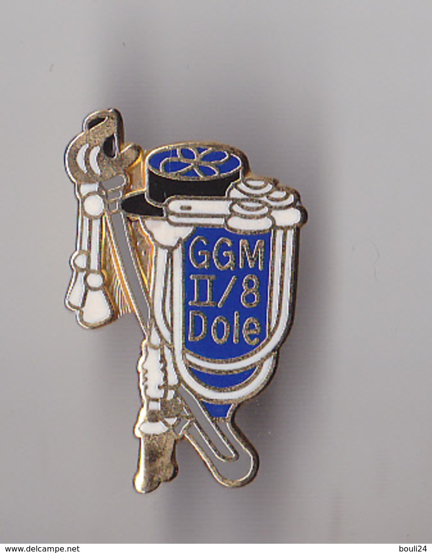 PIN'S   THEME GROUPEMENT GENDARME MOBILE DE DOLE  DANS LE JURA - Militaria