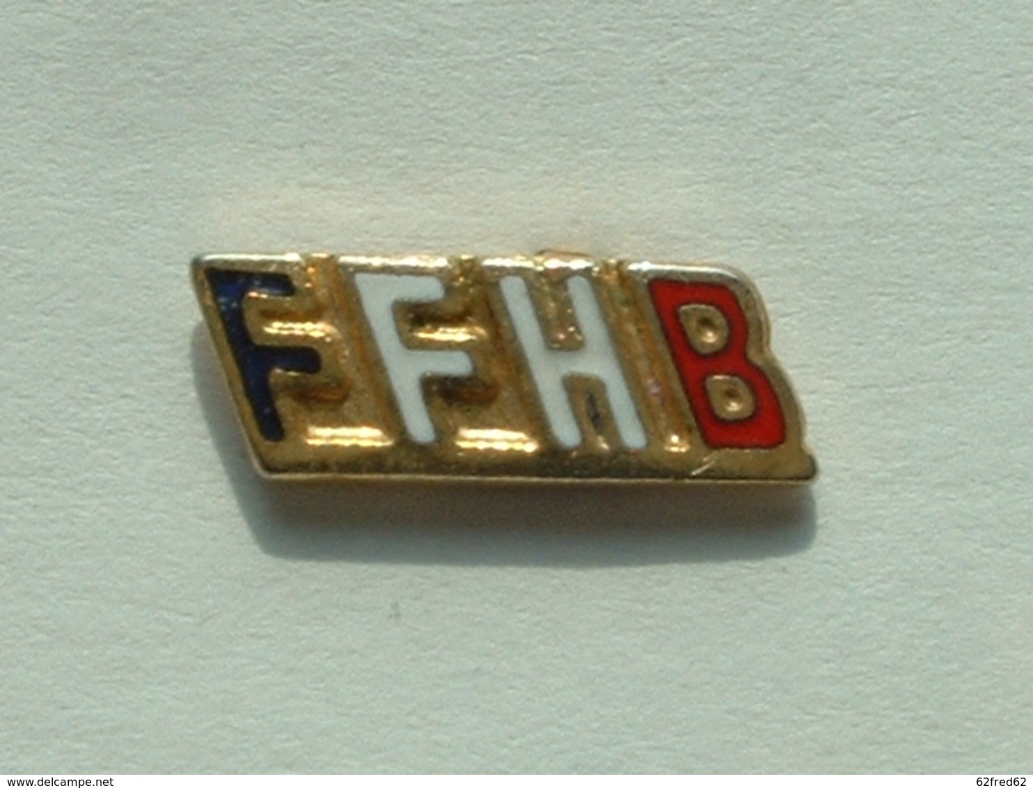 Pin's HANDBALL - FFHB - FEDERATION FRANCAISE DE HANDBALL - Handball