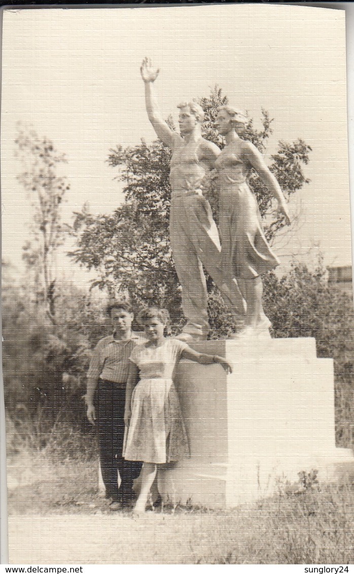 RUSSIA. A PHOTO. MONUMENT OF WORKER AND PEASANT. MONUMENT GIRL AND YOUNG. *** - Autres & Non Classés