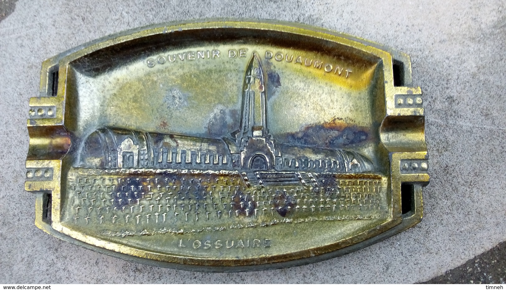 SOUVENIR DE DOUAUMONT - L ' OSSUAIRE - Régule Doré Avec Des Traces De Cendre - Ashtrays