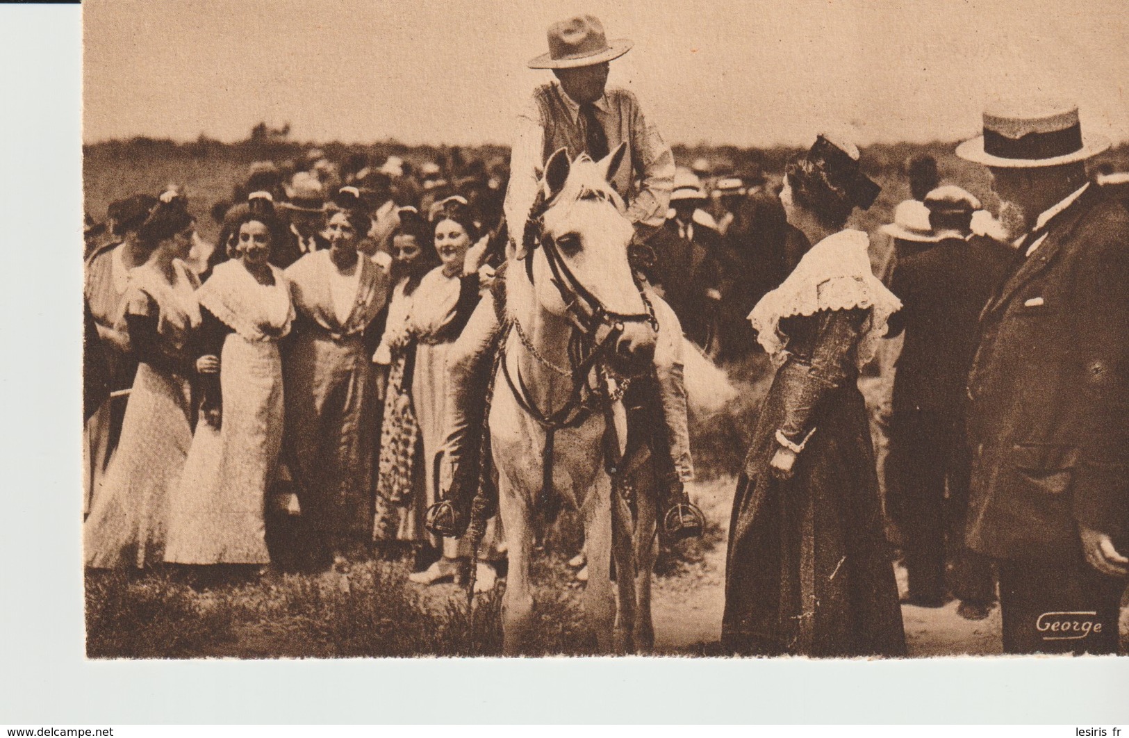 CPA -  EN CAMARGUE - EN ATTENDANT LA FERRADE M. NOU DE LA HOUPPELIERE MANADIER S'ENTRETIENT AVEC Melle RIQUETTE DE BARON - Autres & Non Classés