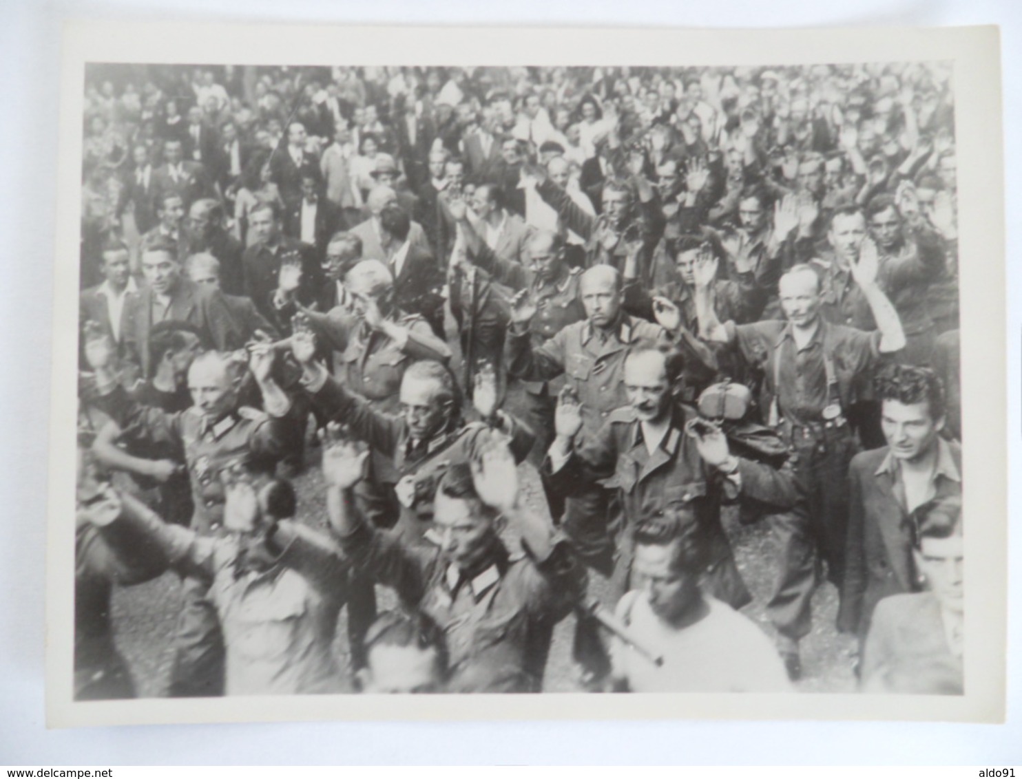 (Seconde Guerre Mondiale - Libération De Paris - 1944) - Lot De 2 Photos " Réddition, Arrestation De Soldats Allemands " - Guerre, Militaire