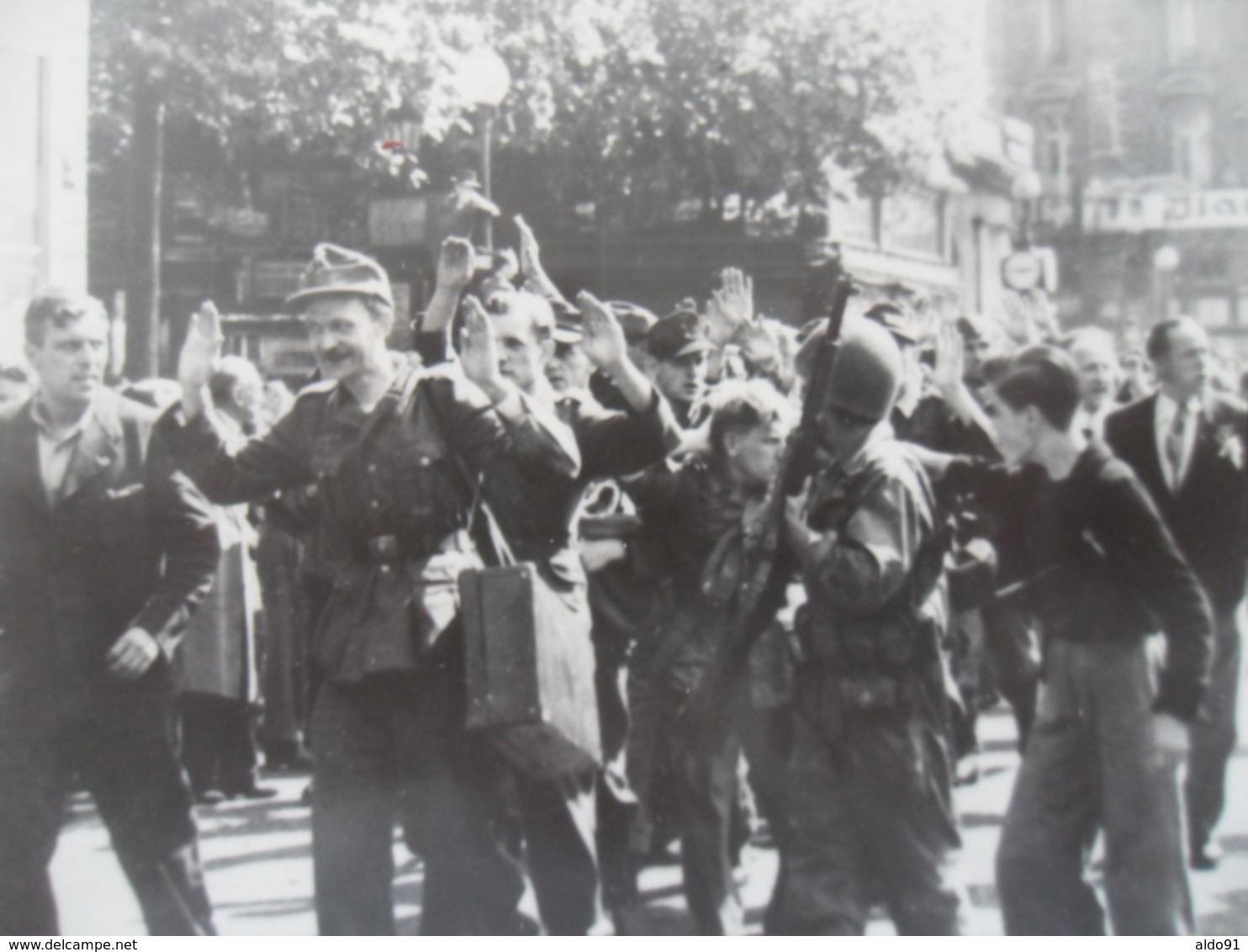 (Seconde Guerre Mondiale - Libération De Paris - 1944) - Lot De 2 Photos " Réddition, Arrestation De Soldats Allemands " - Guerre, Militaire