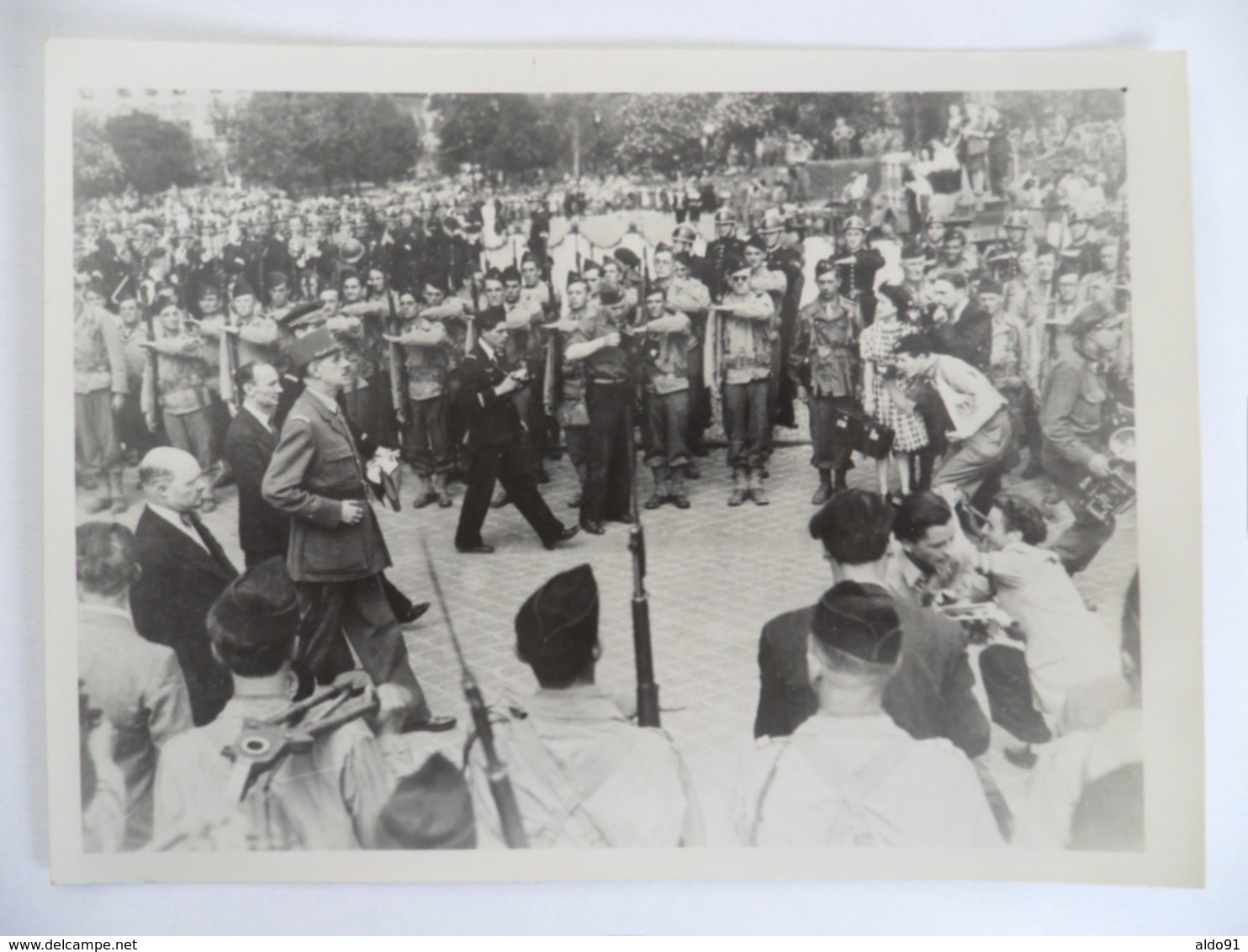 (Seconde Guerre Mondiale - Libération De Paris - 1944) - Lot De 2 Photos " De Gaulle + Défilé Champs Elysées " - Krieg, Militär