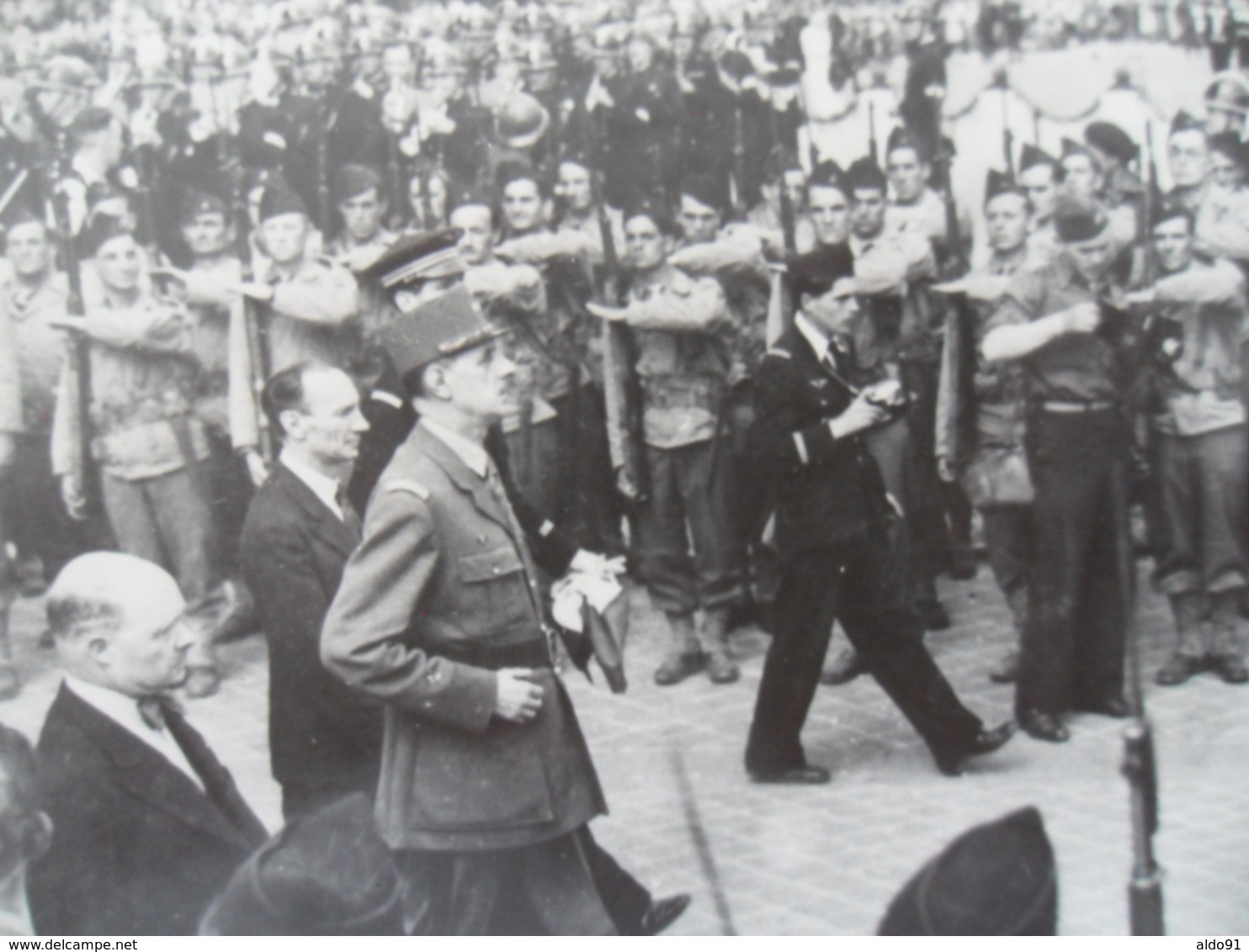 (Seconde Guerre Mondiale - Libération De Paris - 1944) - Lot De 2 Photos " De Gaulle + Défilé Champs Elysées " - Krieg, Militär
