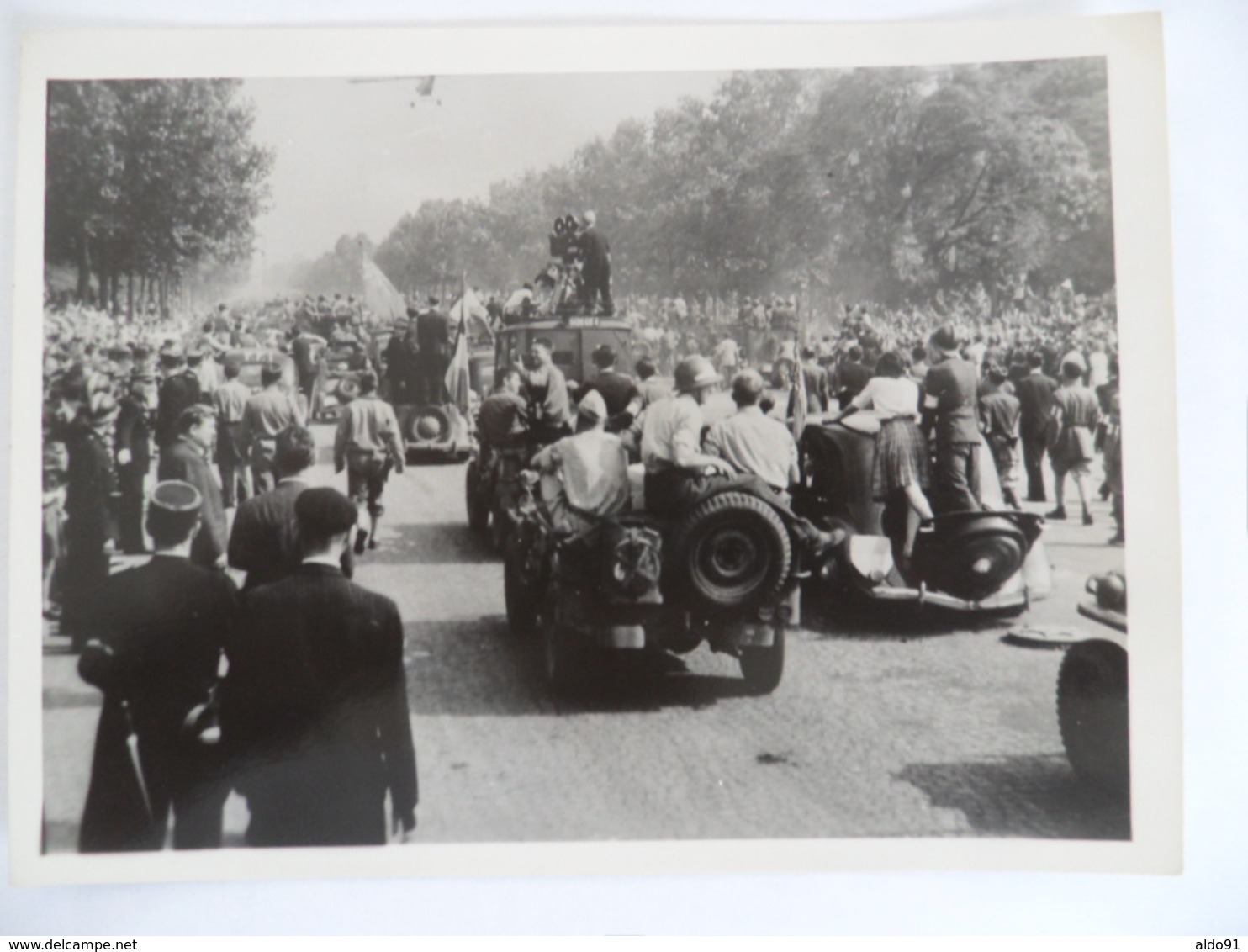 (Seconde Guerre Mondiale - Libération De Paris - 1944) - Lot De 2 Photos " De Gaulle + Défilé Champs Elysées " - Krieg, Militär