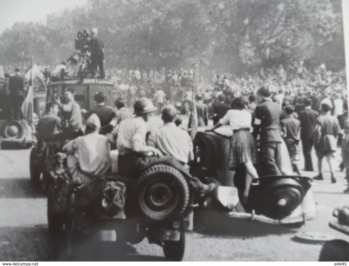 (Seconde Guerre Mondiale - Libération De Paris - 1944) - Lot De 2 Photos " De Gaulle + Défilé Champs Elysées " - Krieg, Militär