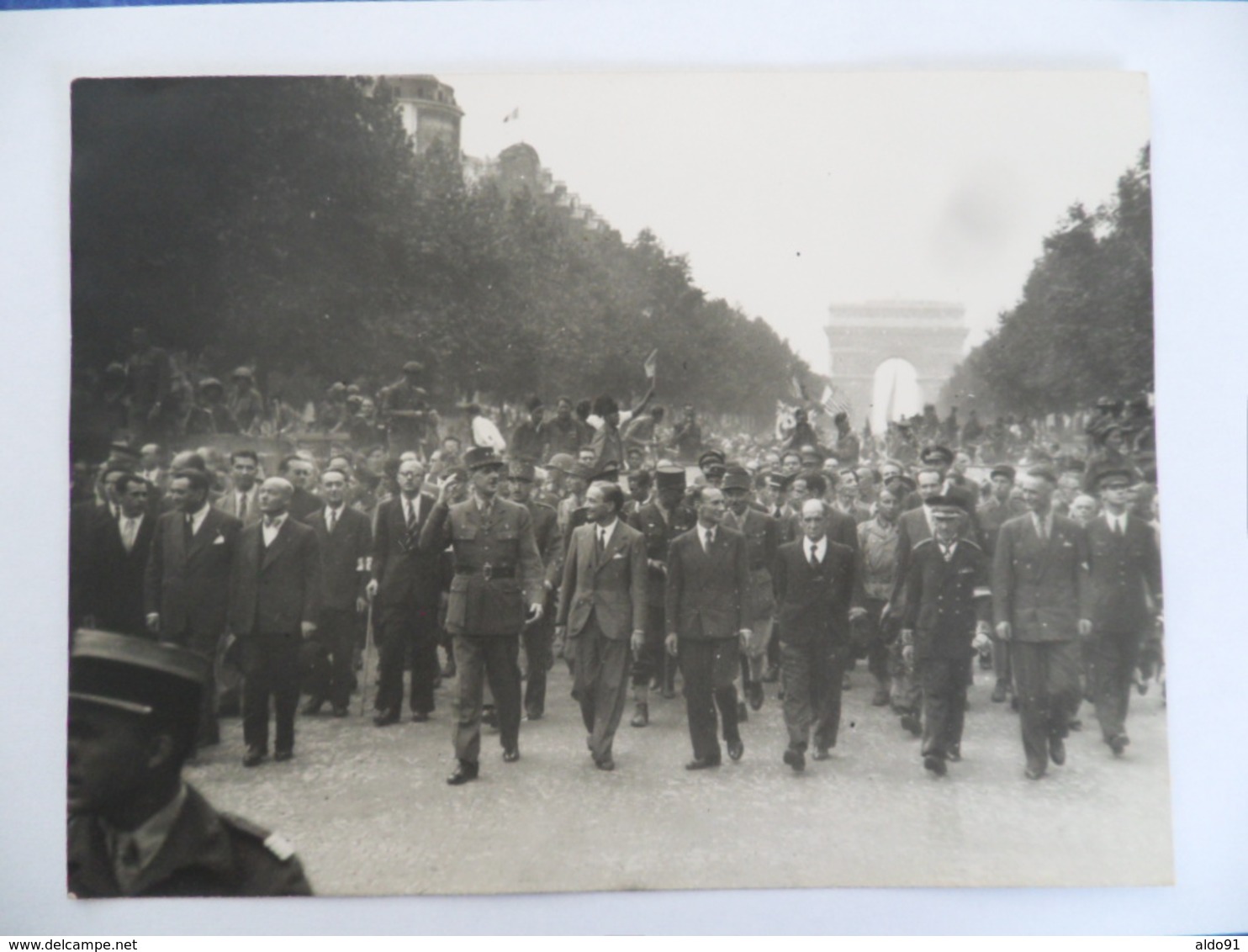 (Seconde Guerre Mondiale - Libération De Paris - 1944) - De Gaulle Sur Les Champs Elysées ........voir Scans - Guerre, Militaire