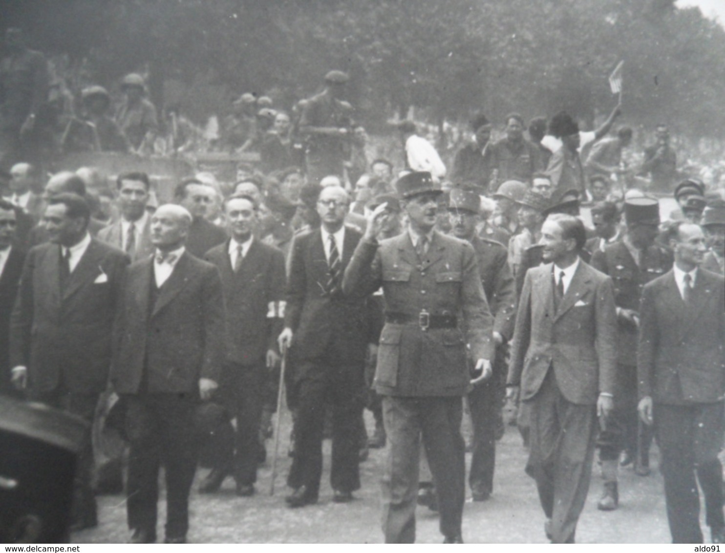 (Seconde Guerre Mondiale - Libération De Paris - 1944) - De Gaulle Sur Les Champs Elysées ........voir Scans - Guerre, Militaire