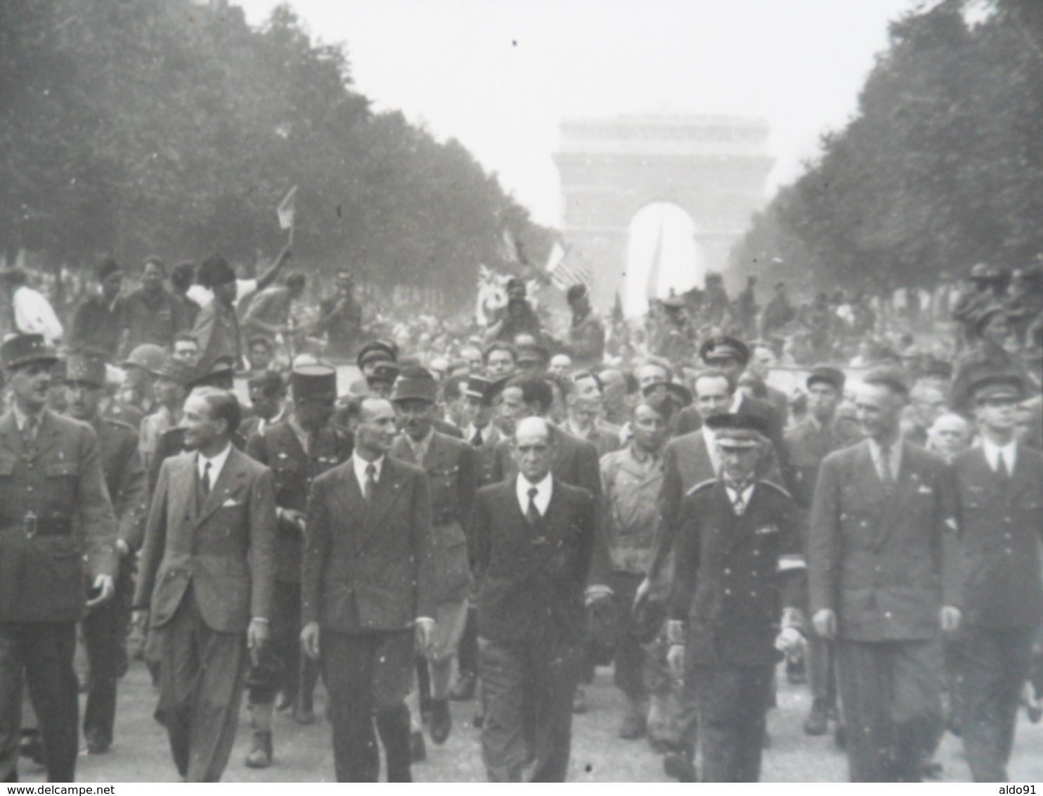 (Seconde Guerre Mondiale - Libération De Paris - 1944) - De Gaulle Sur Les Champs Elysées ........voir Scans - Guerre, Militaire