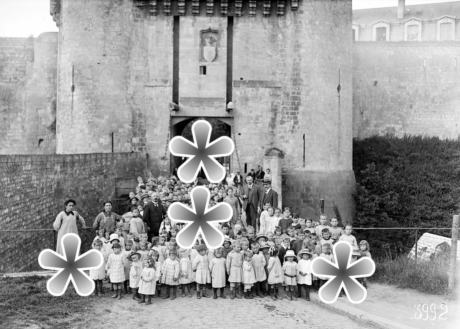 1 PHOTO(RETIRAGE)  AOUT 1918 CAEN CALVADOS 14 ORPHELINS AU CHATEAU DE CAEN POUR L'ETE - Other & Unclassified