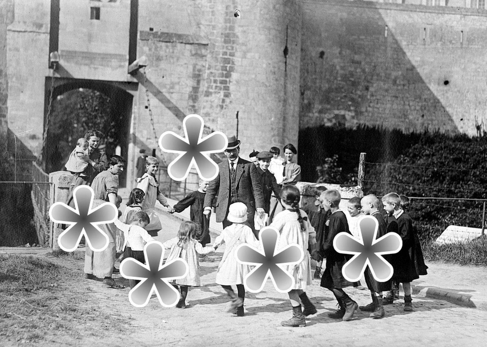 1 PHOTO(RETIRAGE)  AOUT 1918 CAEN CALVADOS 14 ORPHELINS AU CHATEAU DE CAEN POUR L'ETE - Other & Unclassified