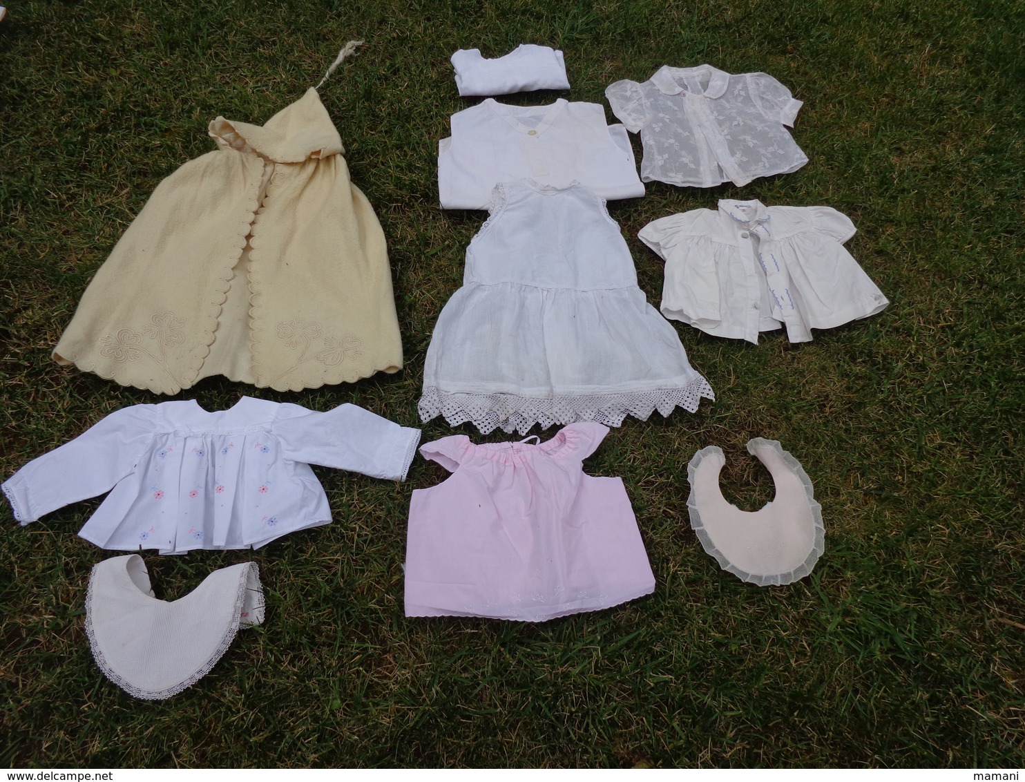 Lot De Vetements Vintage De Bebe Ou Fillette Pour Poupee-burnou Bavoir Etc... Poupon Lot 1 - Autres & Non Classés