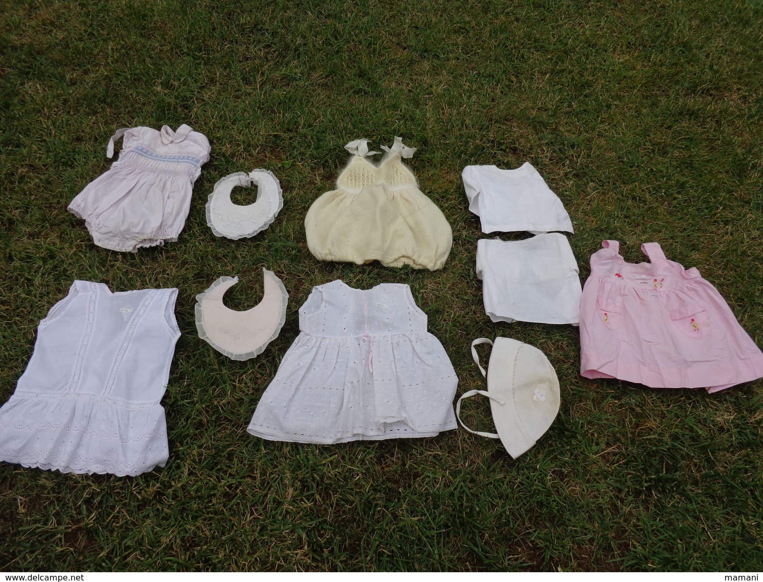 Lot De Vetements Vintage De Bebe Ou Fillette Pour Poupee-poupon -robe-chapeau- Bavoir Etc... Lot 10 - Autres & Non Classés