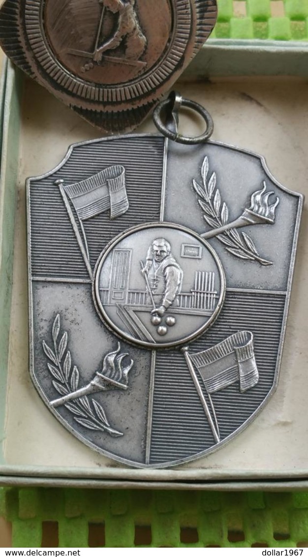 Medaille / Medal - Medaille  Nederland  -  2 X Medaille Biljarten E.B.B 1949 - 1969 ( Enschede ) - Biljart