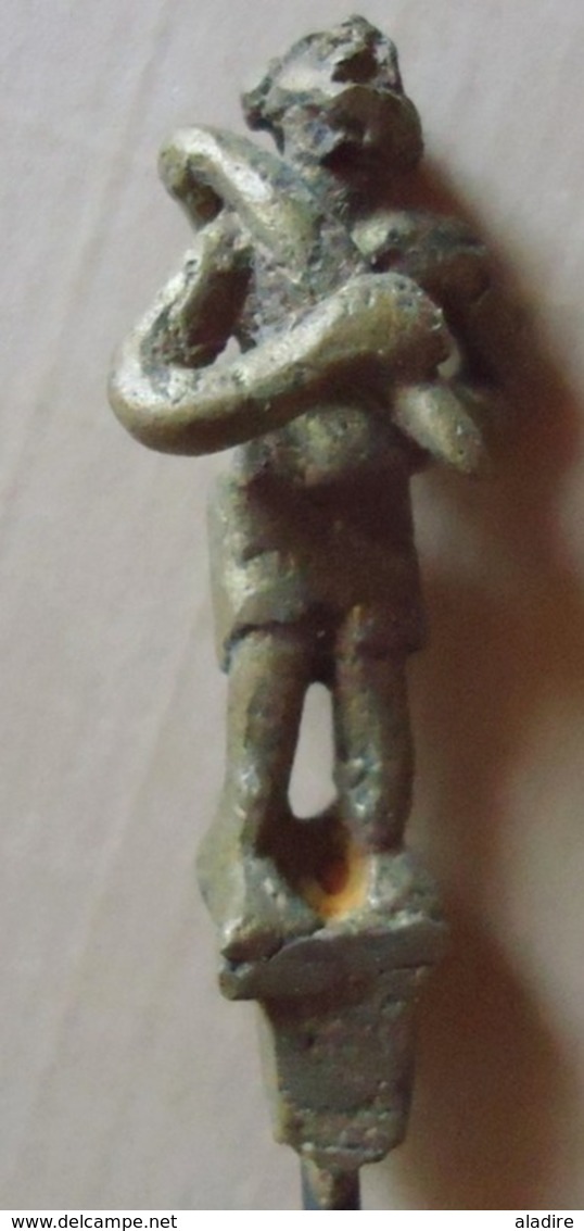 12 Figurines En Bronze En Cire Perdue, Environ 5.5 Cm De Haut, Montées Sur Pique De Fer De 39 Cm, Origine Nigéria - Afrikaanse Kunst