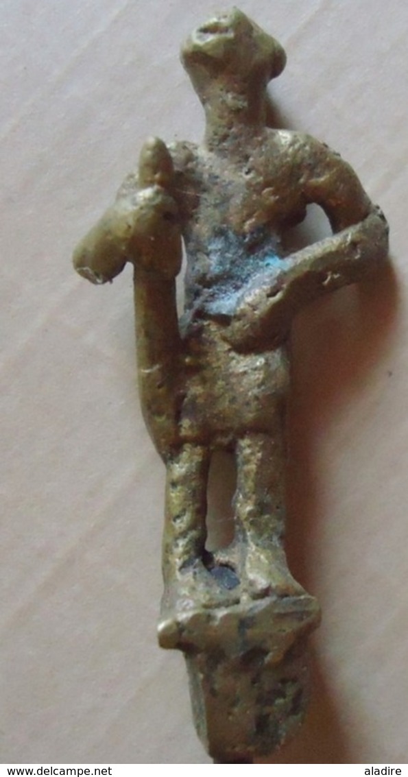12 Figurines En Bronze En Cire Perdue, Environ 5.5 Cm De Haut, Montées Sur Pique De Fer De 39 Cm, Origine Nigéria - Arte Africano