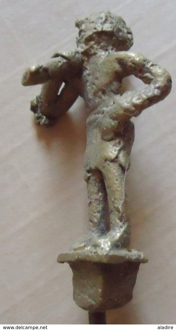 12 Figurines En Bronze En Cire Perdue, Environ 5.5 Cm De Haut, Montées Sur Pique De Fer De 39 Cm, Origine Nigéria - Art Africain