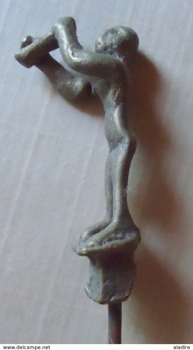 12 figurines en bronze en cire perdue, environ 5.5 cm de haut, montées sur pique de fer de 39 cm, origine Nigéria