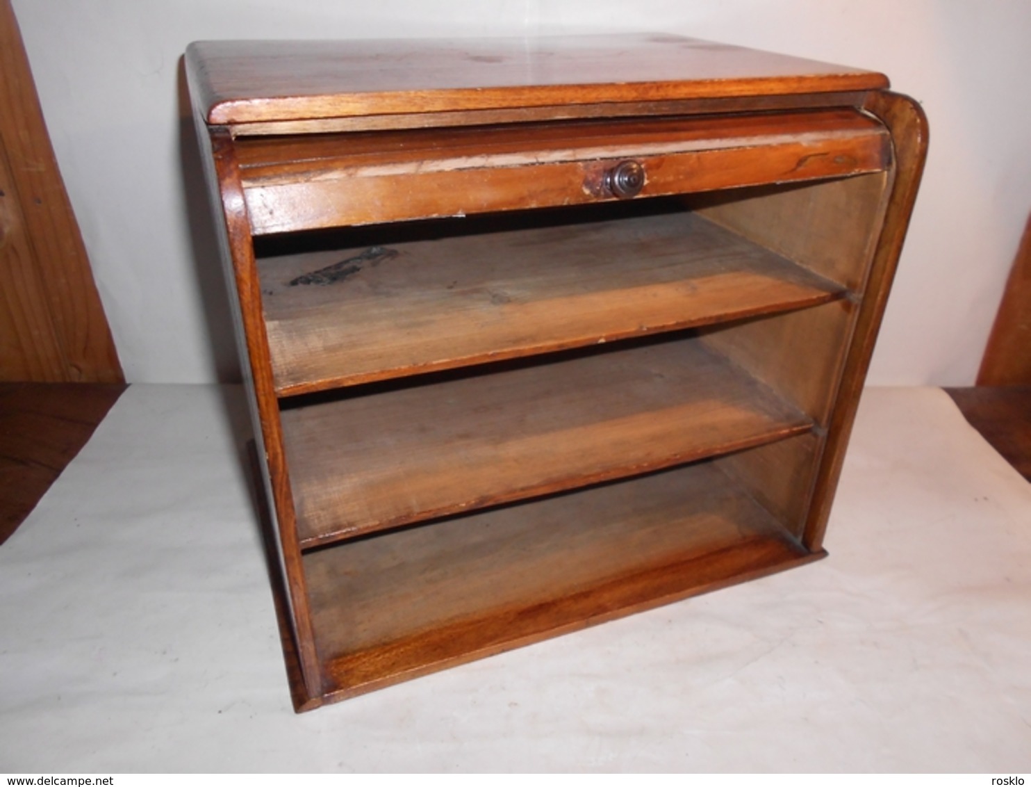 Bureau / ANCIEN RANGE COURRIERS AVEC FERMETURE A RIDEAU / NOYER / 33X26X30 CM - Autres & Non Classés