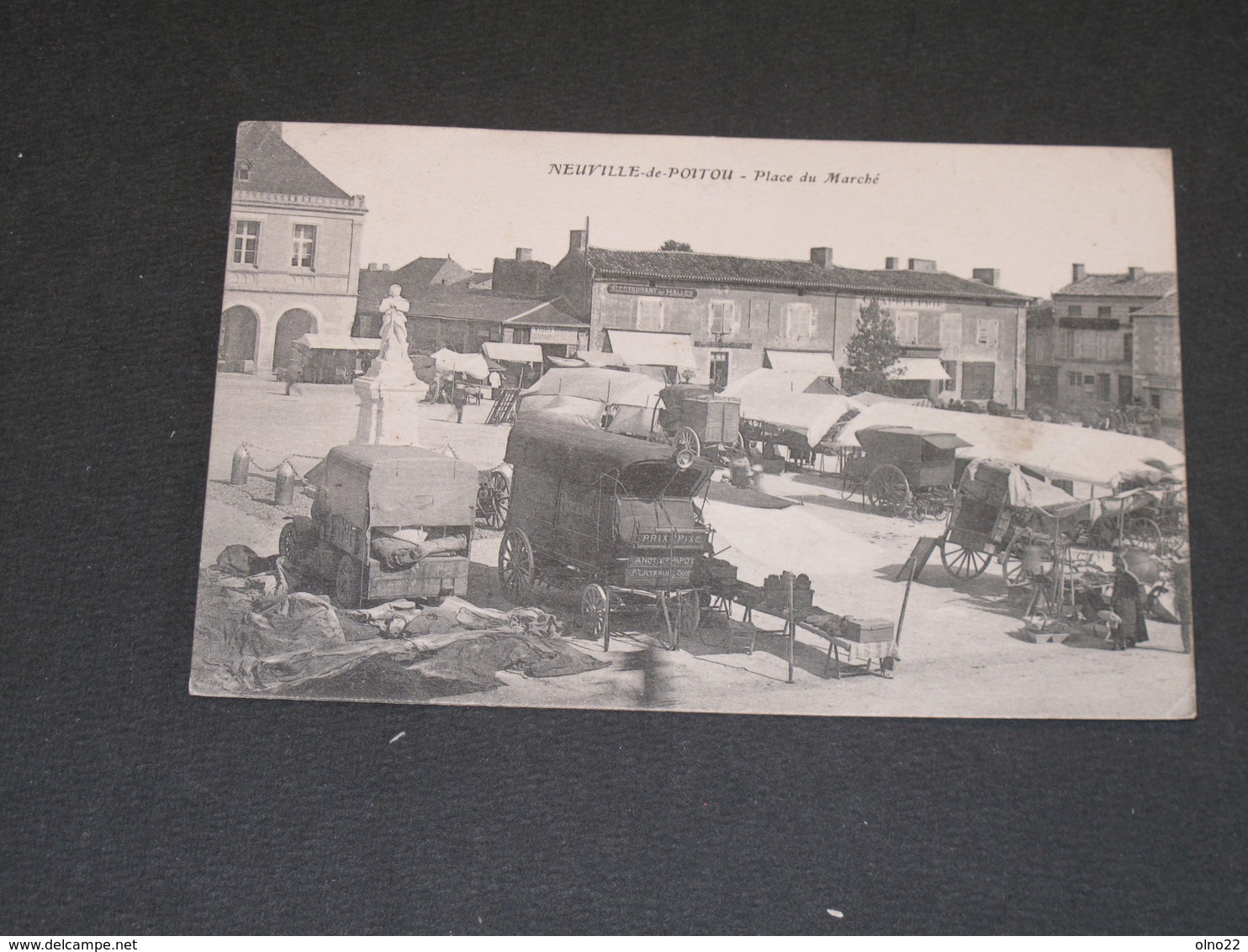 NEUVILLE DE POITOU - PLACE DU MARCHE - Neuville En Poitou