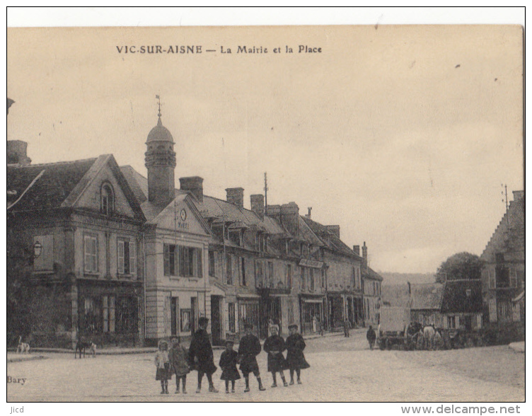 02- Vic Sur Aisne  La Mairie Et La Place - Vic Sur Aisne