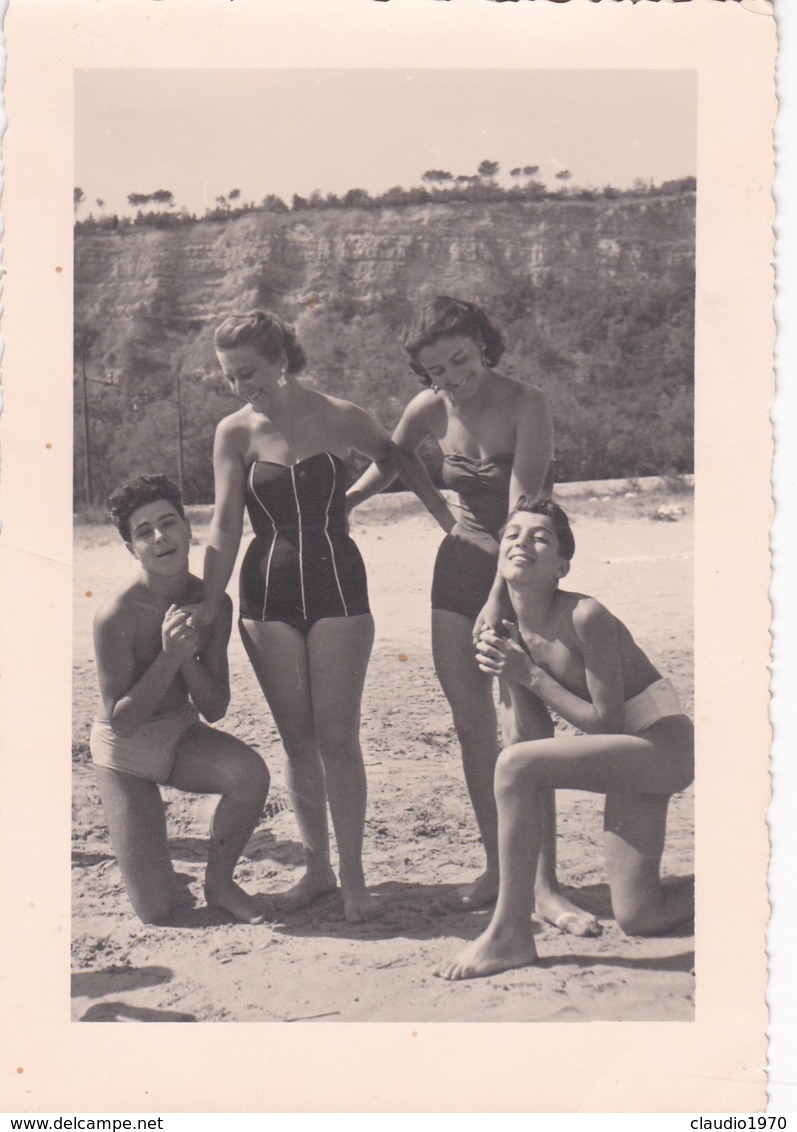 CARTOLINA - FOTO ORIGINALE DI PESARO -  DI TURISTI IN SPIAGGIA - 1954 - Pesaro