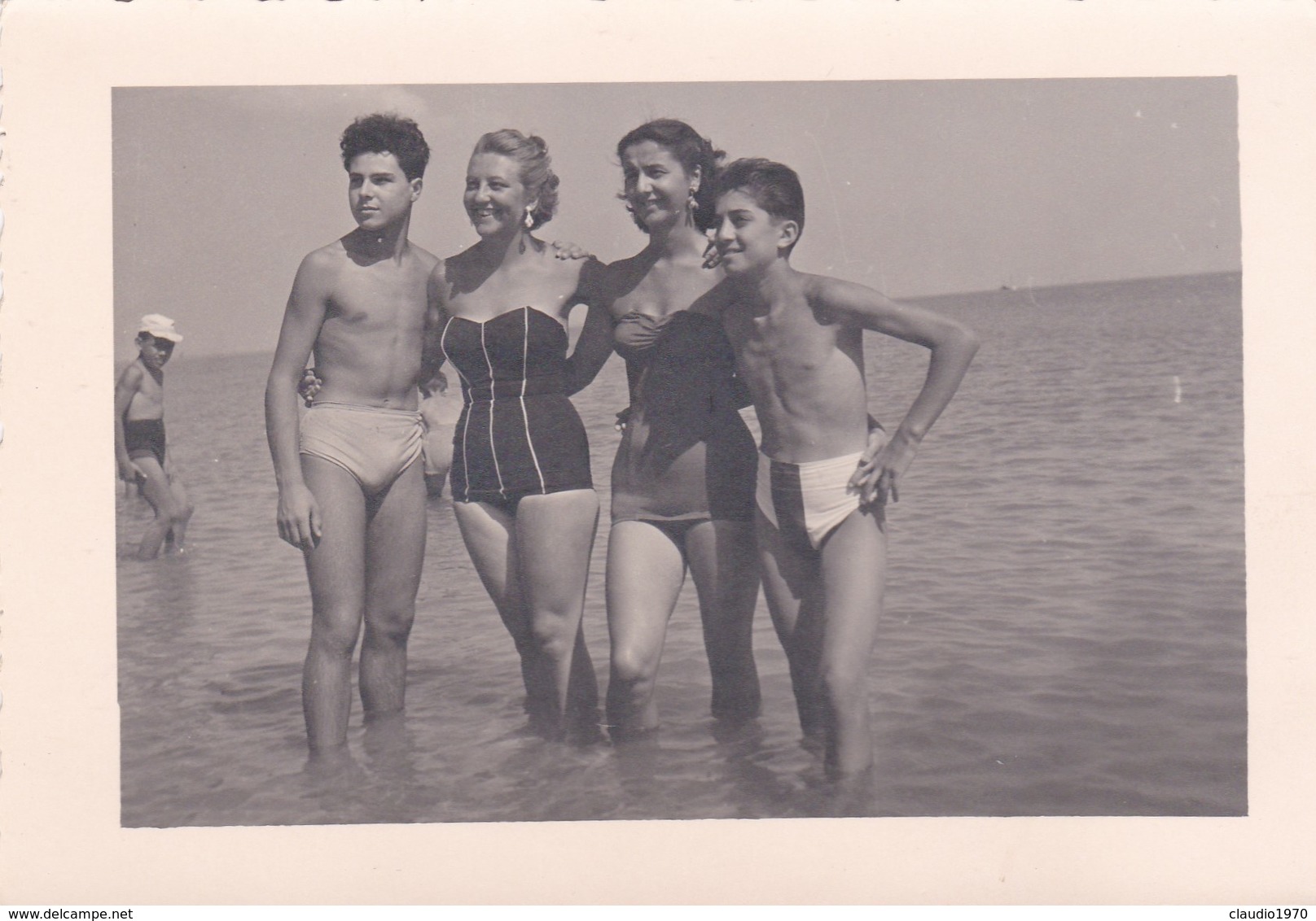 CARTOLINA - FOTO ORIGINALE DI PESARO -  DI TURISTI IN SPIAGGIA - 1954 - Pesaro