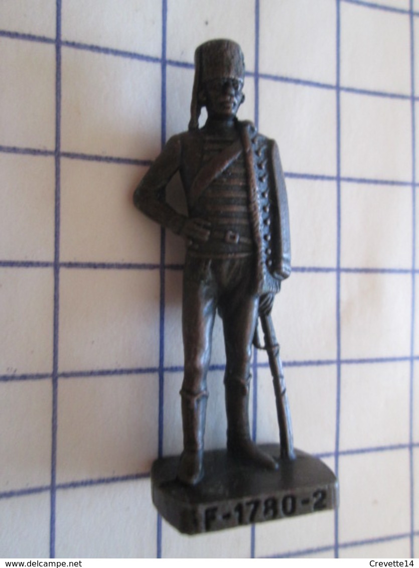 Figurine KINDER ??? MONOBLOC METAL VIEIL OR / SOLDAT HUSSARD 1780 , Très Bon état, Vu à 8 € Et + Chez I-B - Figurines En Métal