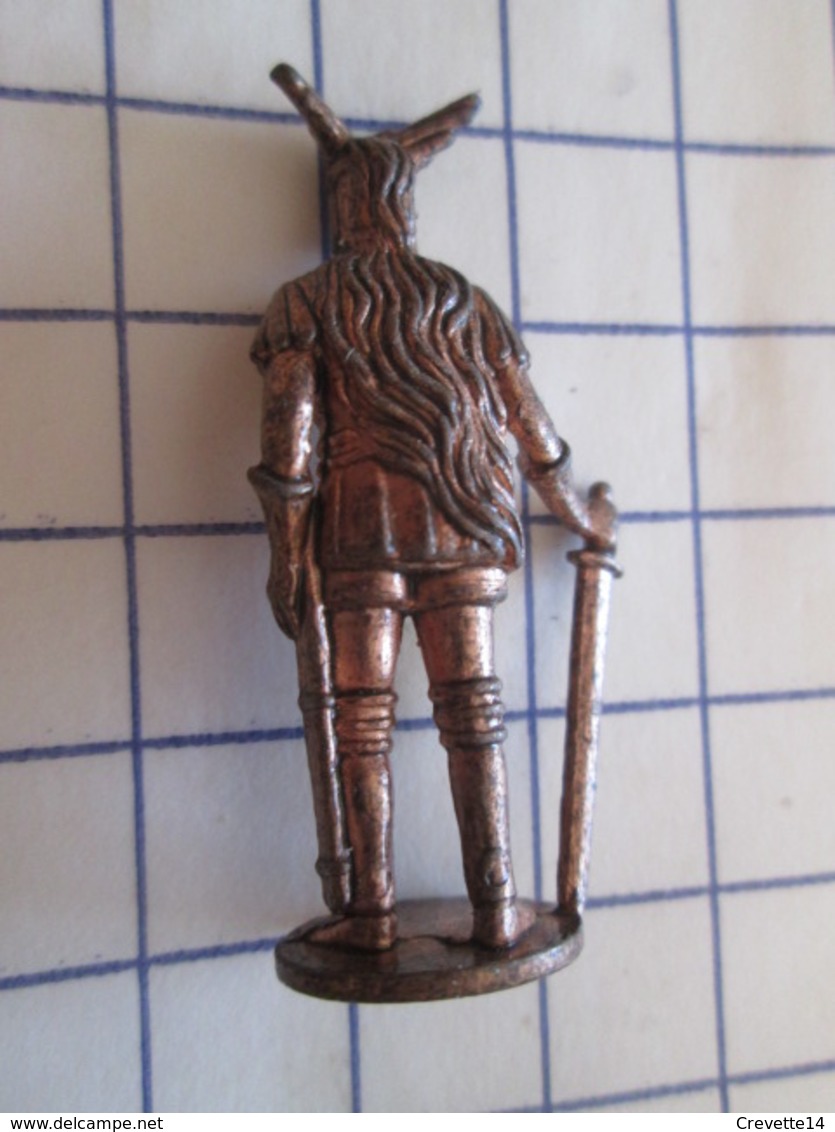 Figurine KINDER ??? MONOBLOC METAL CUIVRE / CHEVALIER MOYEN-AGE  , Très Bon état, Vu à 5 € Et + Chez I-B - Figurines En Métal