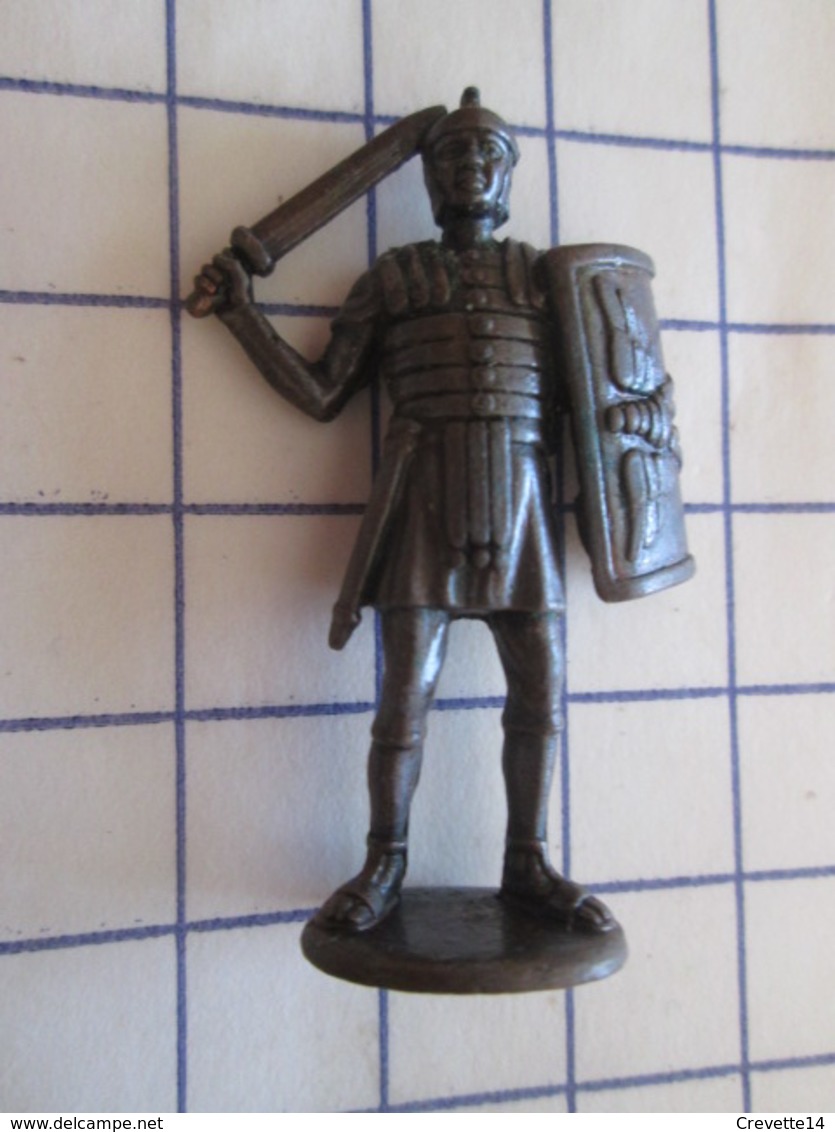 Figurine KINDER ??? MONOBLOC METAL BRONZE / LEGIONNAIRE ROMAIN , Très Bon état, Vu à 5 € Chez I-B - Figurines En Métal