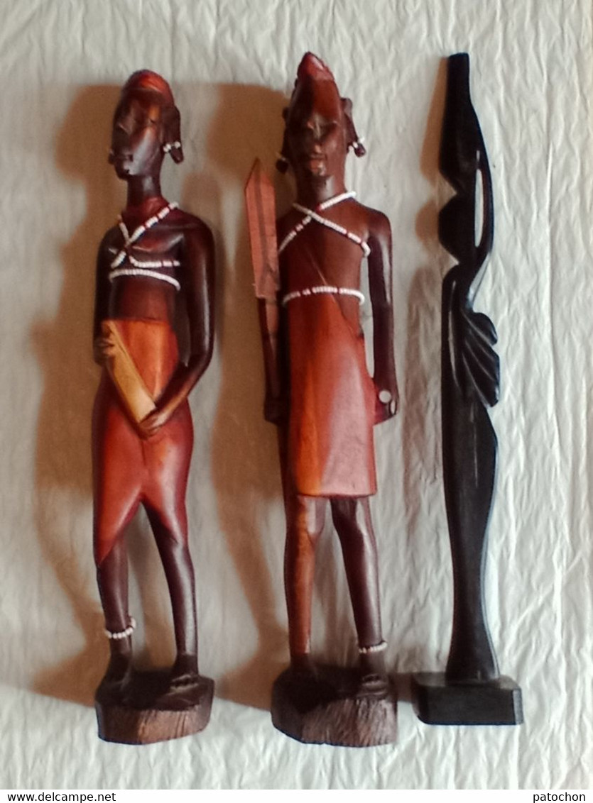 Une En Bois Noir Et Un Couple De Statuettes Décorés De Perles H31cm Afrique Origine à Déterminer - Art Africain