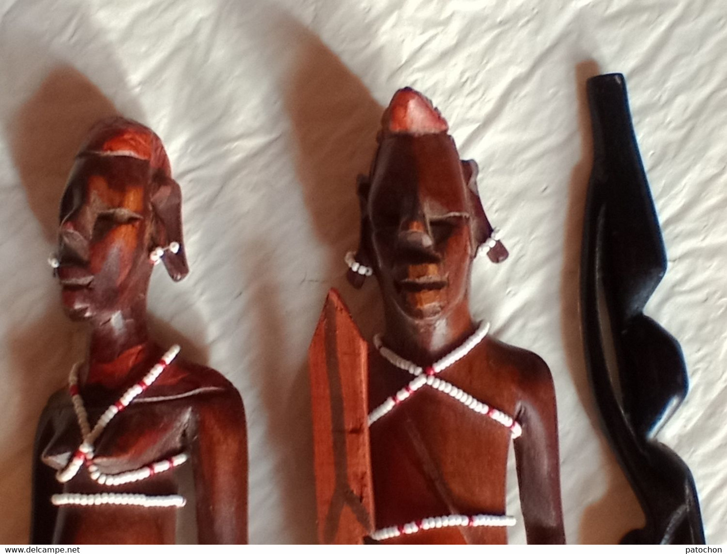 Une en bois noir et un Couple de statuettes décorés de perles H31cm Afrique origine à déterminer