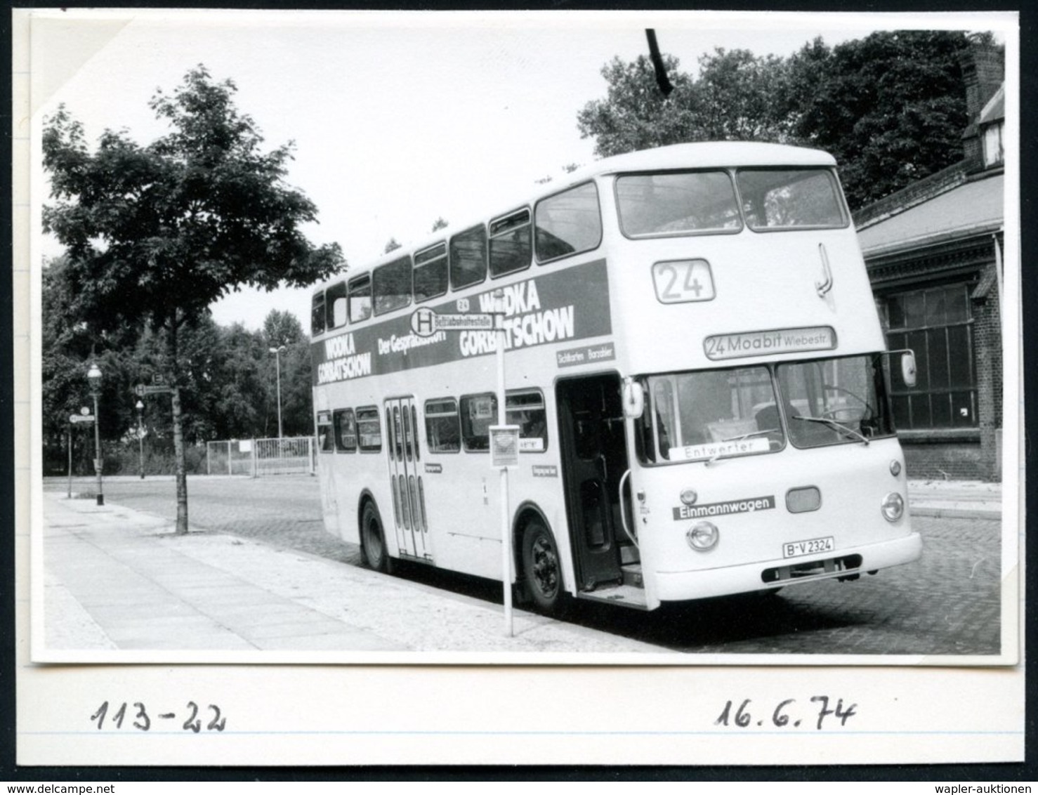 1972/75 BERLIN, 10 Verschiedene S/ W.-Fotos Der BVG (West) Doppeldecker-Omnibusse (meist Format 7 X 10,5 Cm) Mit Getränk - Andere & Zonder Classificatie